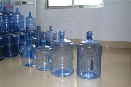 正常顏色的純凈水桶